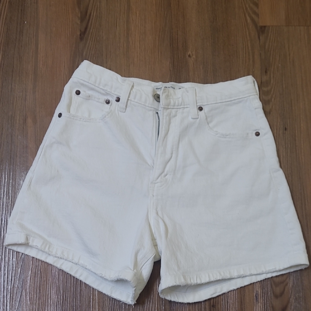 Abercrombie & Fitch White Jean Shorts for women zise 26